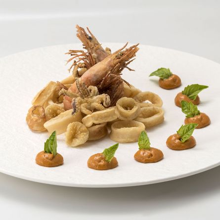 Frittura di calamari e gamberi con maionese di pomodori secchi e basilico